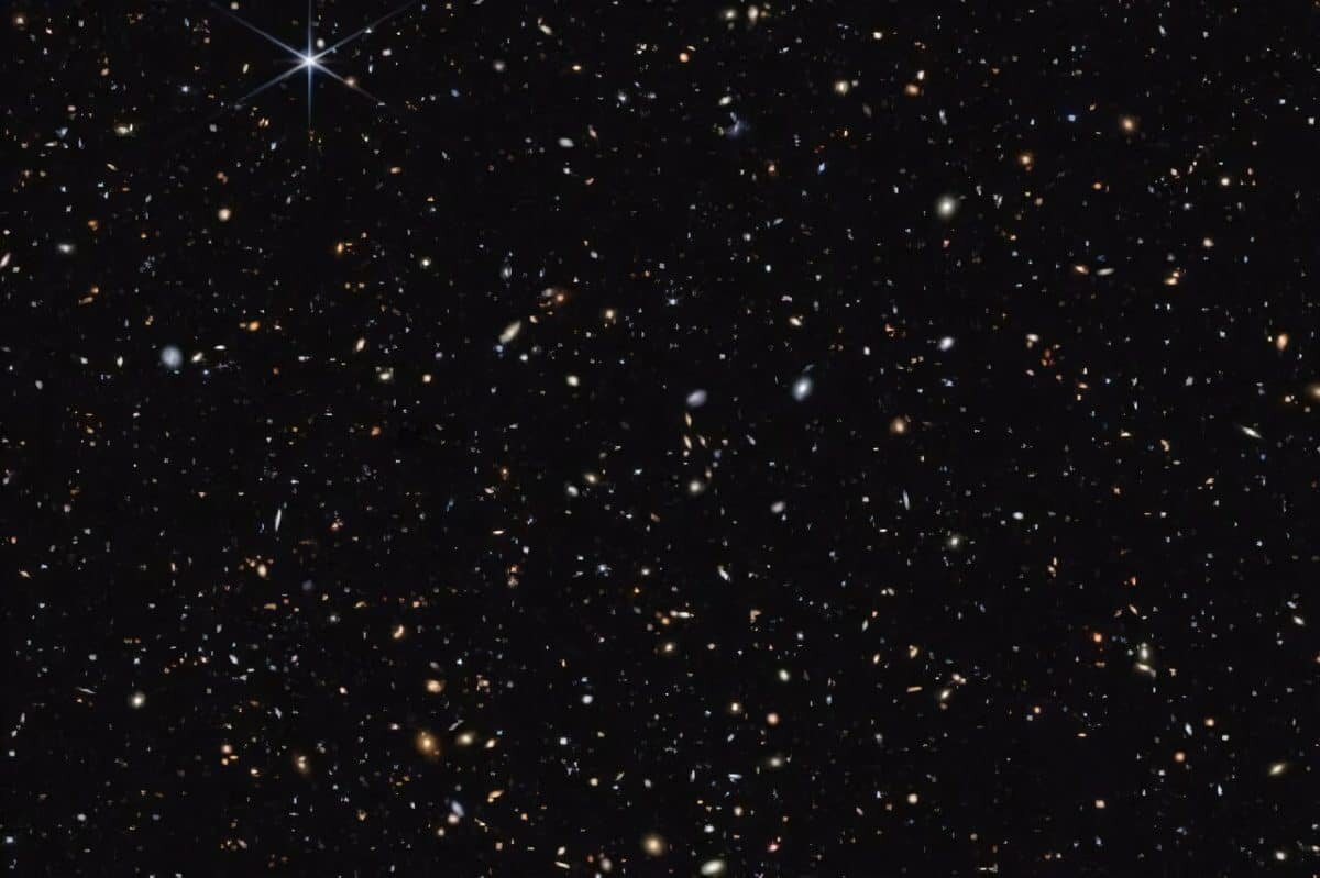    На изображении, полученном с помощью космического телескопа «Джеймс Уэбб», видны как «маленькие красные точки», так и голубые запыленные галактики / © NASA, ESA, CSA, STScI, Brant Robertson (UC Santa Cruz), Ben Johnson (CfA), Sandro Tacchella (Cambridge), Marcia Rieke (University of Arizona), Daniel Eisenstein (CfA)