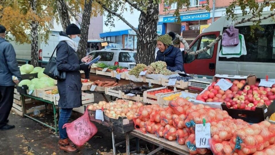    Уличная торговля в районе "Докучаево". Источник: barnaul.org