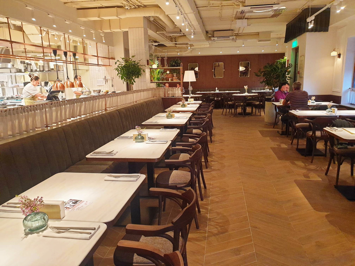 Общий вид зала ресторана Brasserie 2.0 Select. Московское время 18:45