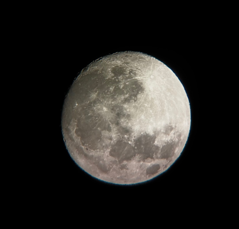    Впечатляющую Луну увидели жители ПетрозаводскаАлександр Гнетнев / Фактор