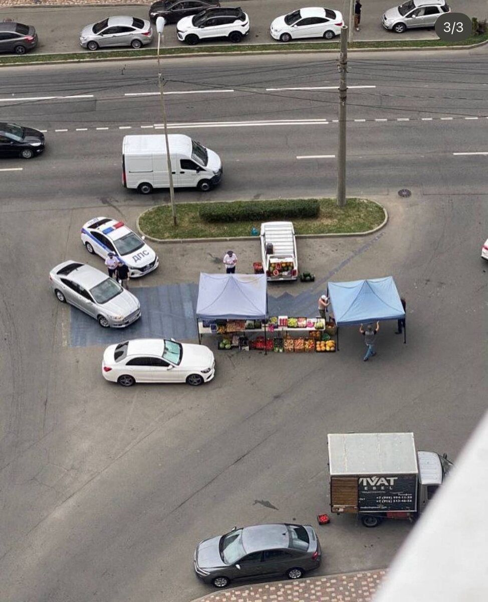 Торговые палатки мигранты поставили на месте, где был пешеходный переход. Телеграм-канал "Нетипичный Ставрополь"