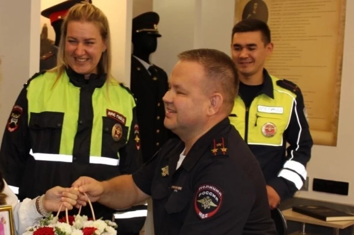    Полицейские Чебоксар трогательно поздравили дочь погибшего коллеги