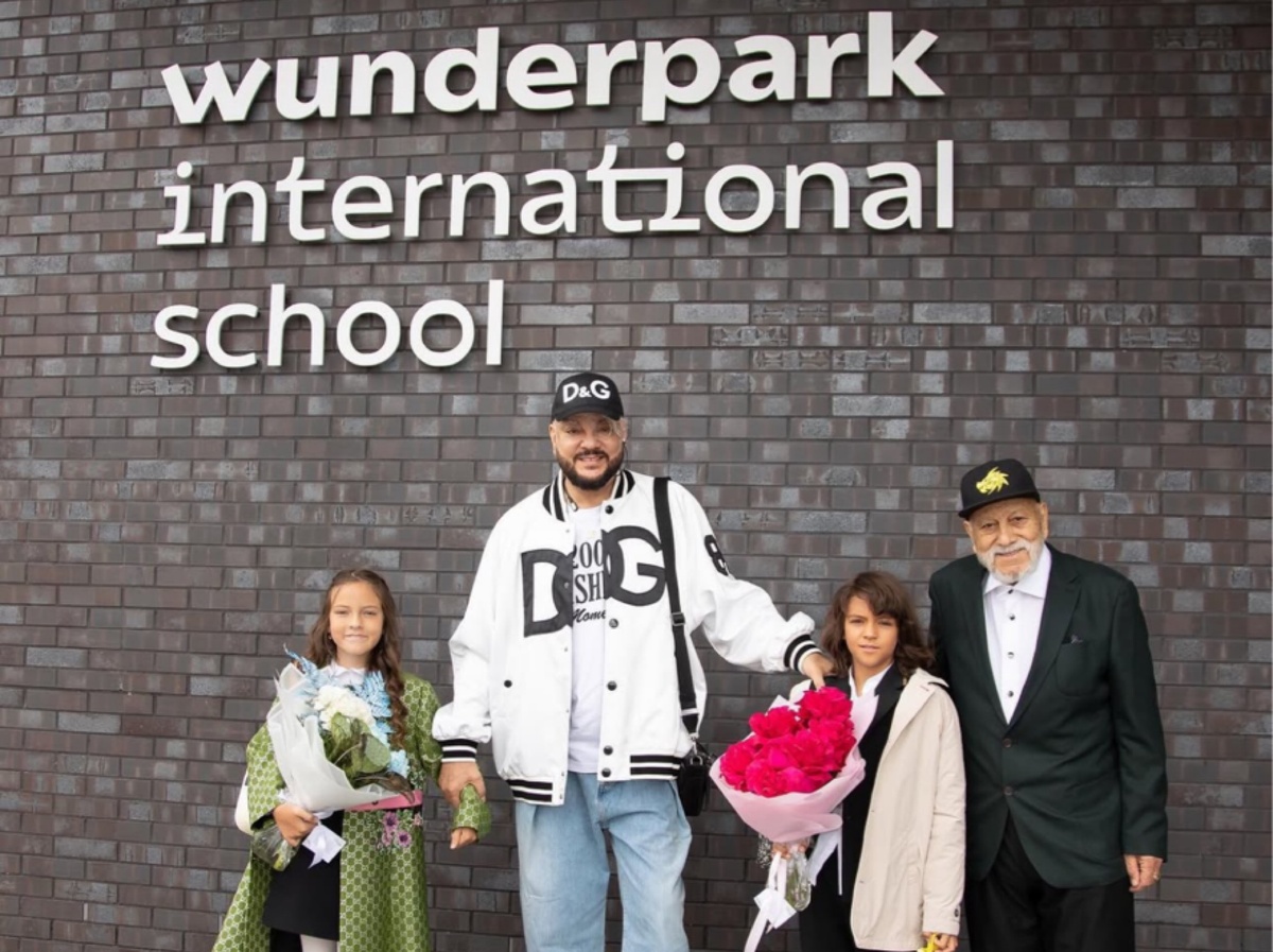 Киркоров с детьми и еще живым отцом. 1 сентября 2022 года. Фото социальные сети Киркорова/@fkirkorov