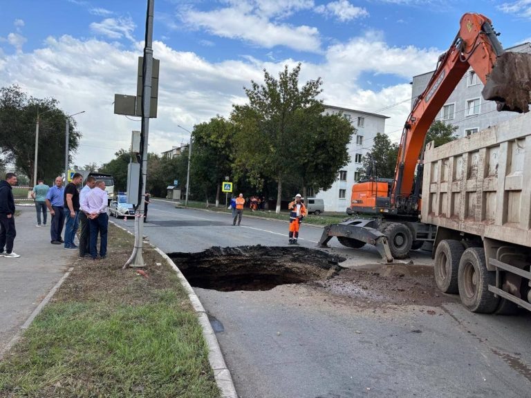    Причиной обрушения грунта в Оренбурге стала авария канализации Оренбуржье