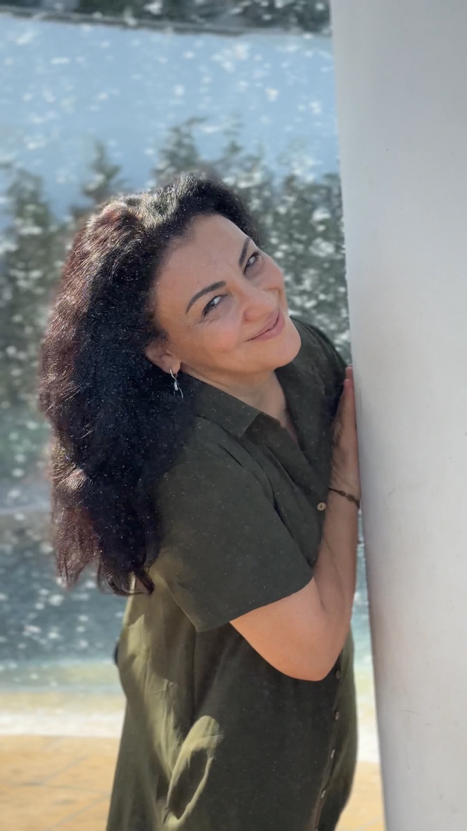 Меня зовут Гоар, я — клинический психолог, медиатор, КПТ-терапевт с опытом в 20 лет.
А еще я жена с 33 летним стажем и мама двух замечательных дочек, прошедшая через их подростковый кризис без потерь. 

11 лет обучения и 20 лет практики не прошли даром. Я помогаю людям превращать сложные отношения в источники радости. Трансформировать боль в силу, а тупики — в новые дороги. 
Я знаю, как трудно порой бывает найти общий язык: с детьми, с партнерами, с коллегами или начальством. 
Знаю, как больно, когда:
* близкие говорят на разных языках,
* обиды копятся годами,
* когда эмоции перекрывают разум,
* когда кажется, что выхода нет,
* когда привычные стратегии перестают работать.
* когда кажется, что все напрасно 

Но хорошая новость в том, что любые отношения можно улучшить, если знать себя, понимать друг друга, научиться правильно выражать свои мысли и желания. ВАЖНО!  и при этом не потерять себя. 

Моя миссия: превращать семейные войны в переговоры, а кризисы — в новые возможности. Помогать находить опору в себе даже в самых сложных ситуациях. Только через научный подход, проверенные методы и уважение к вашей уникальности.

P.S. Если ваша жизнь — это поле боя, а диалог с детьми, мужем, начальством напоминает разговор с инопланетянином — добро пожаловать на мой канал, где мы вместе ищем и находим  путь к миру — без капитуляции."
