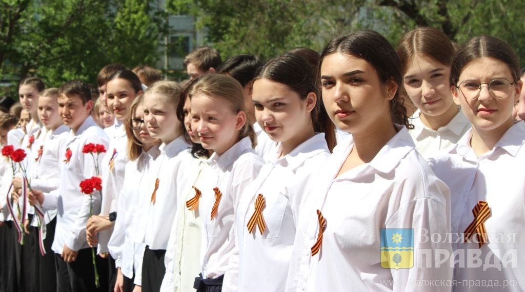 У волжских школьников должно быть всё самое лучшее, считают наши читатели📷    Волжане мечтали о новом асфальте, ужасались «оазисам» и радовались празднику Дня флага
