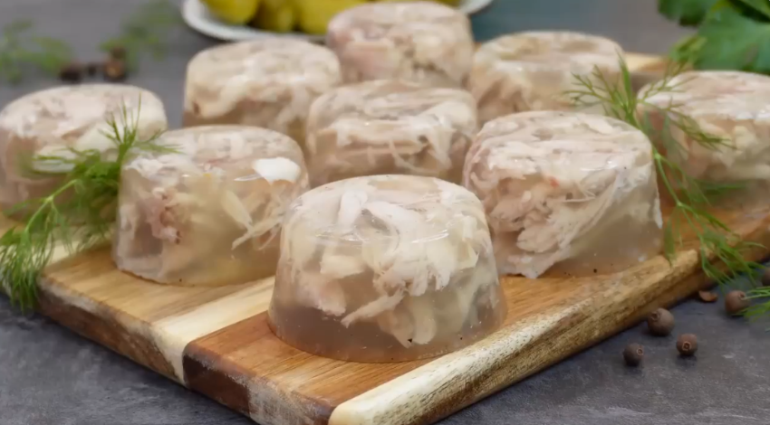 Одна ошибка, которая испортит всё блюдо. В какой момент нужно солить холодец?