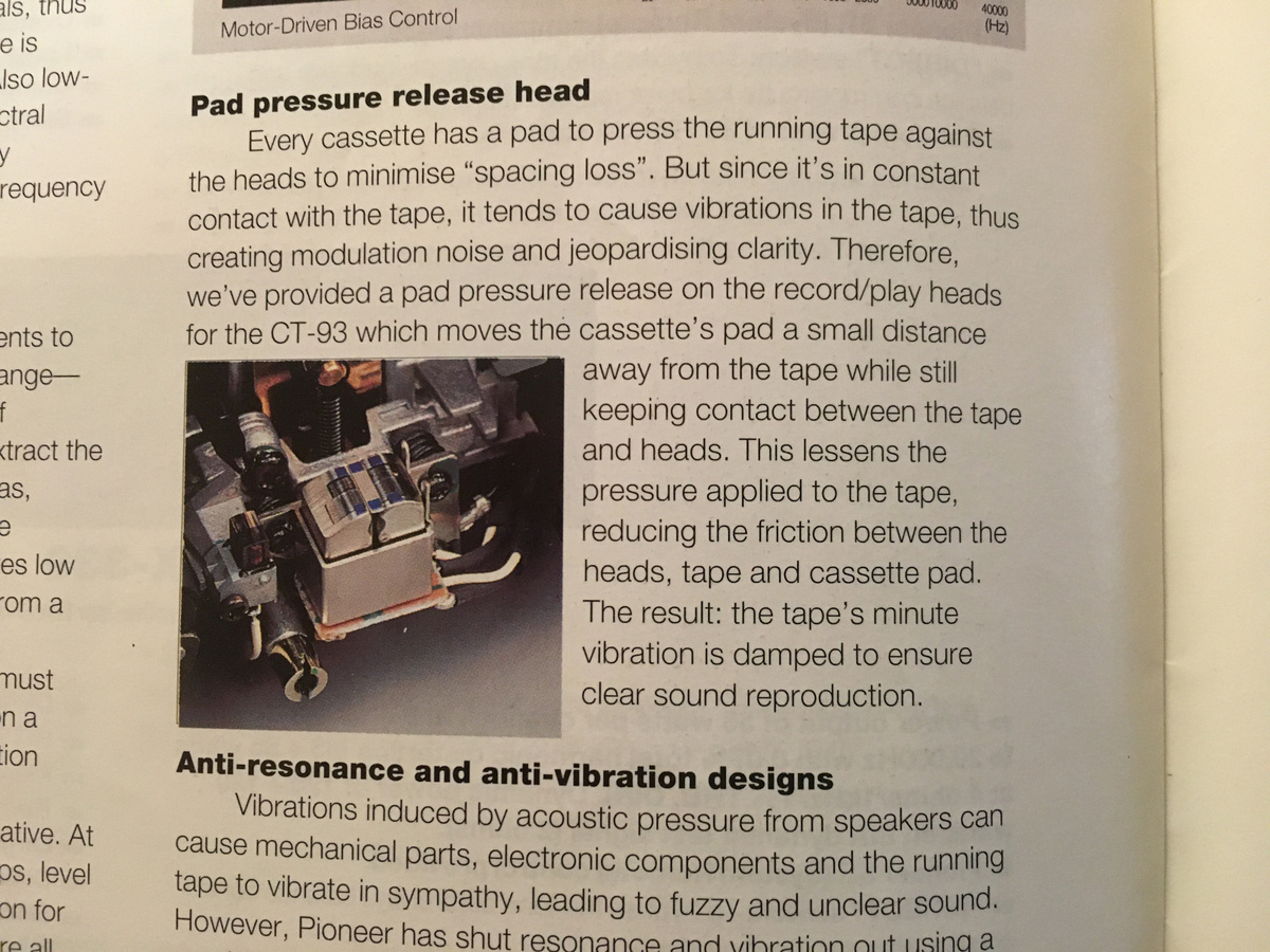 прижимающая подушка приводит к вибрации ленты, которые порождают модуляционный шум и  риск снижения прозрачности звучания