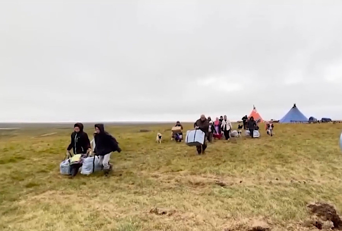 Дети тундровиков Коми отправляются в воркутинскую школу-интернат. Скриншот сюжета телеканала «Коми гора». Источник: komiinform.ru