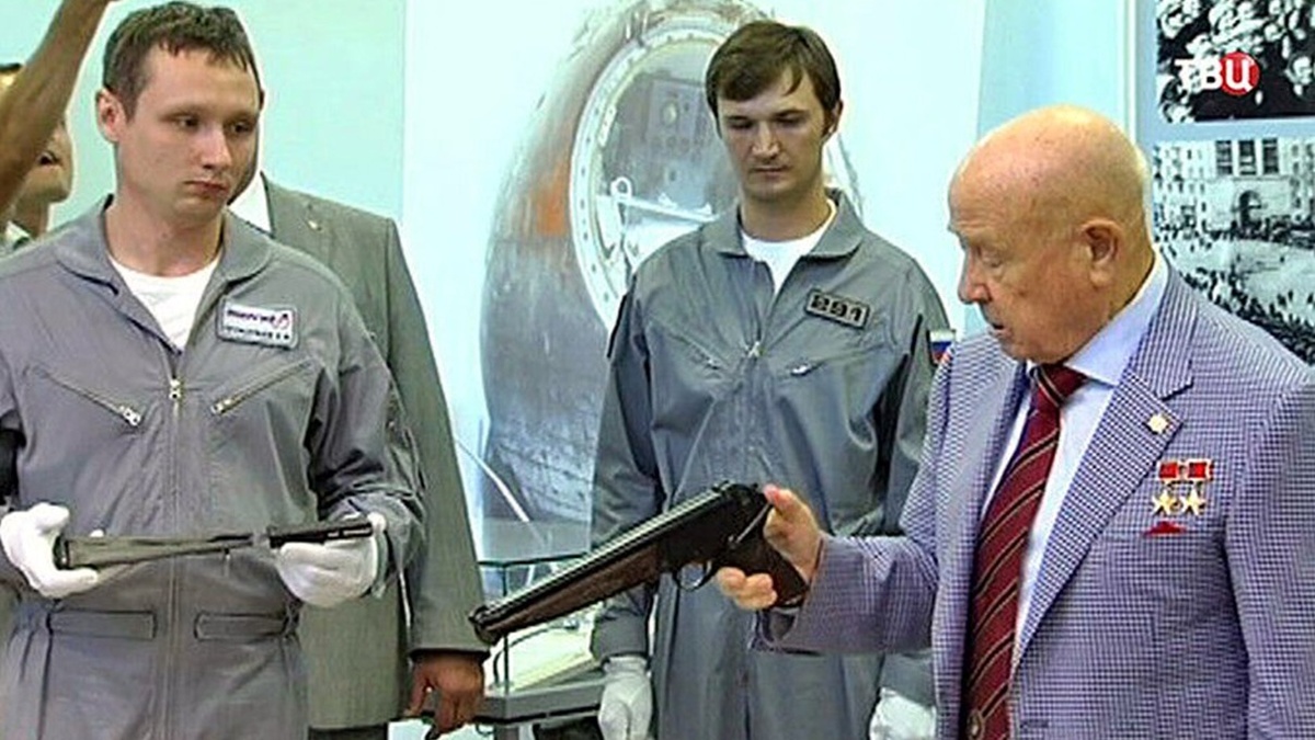 На фотографии: «космический» пистолет ТП-82 СОНАЗ в руках легендарного космонавта, дважды Героя Советского Союза А. Леонова. 