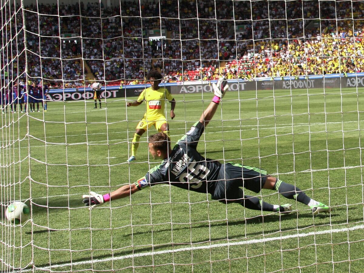    Полузащитник "Анжи" Виллиан (слева) бьет пенальти в ворота голкипера ЦСКА Игоря Акинфеева© РИА Новости / Саид Царнаев