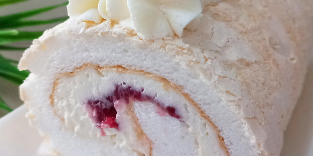 Меренговый рулет с малиновой начинкой