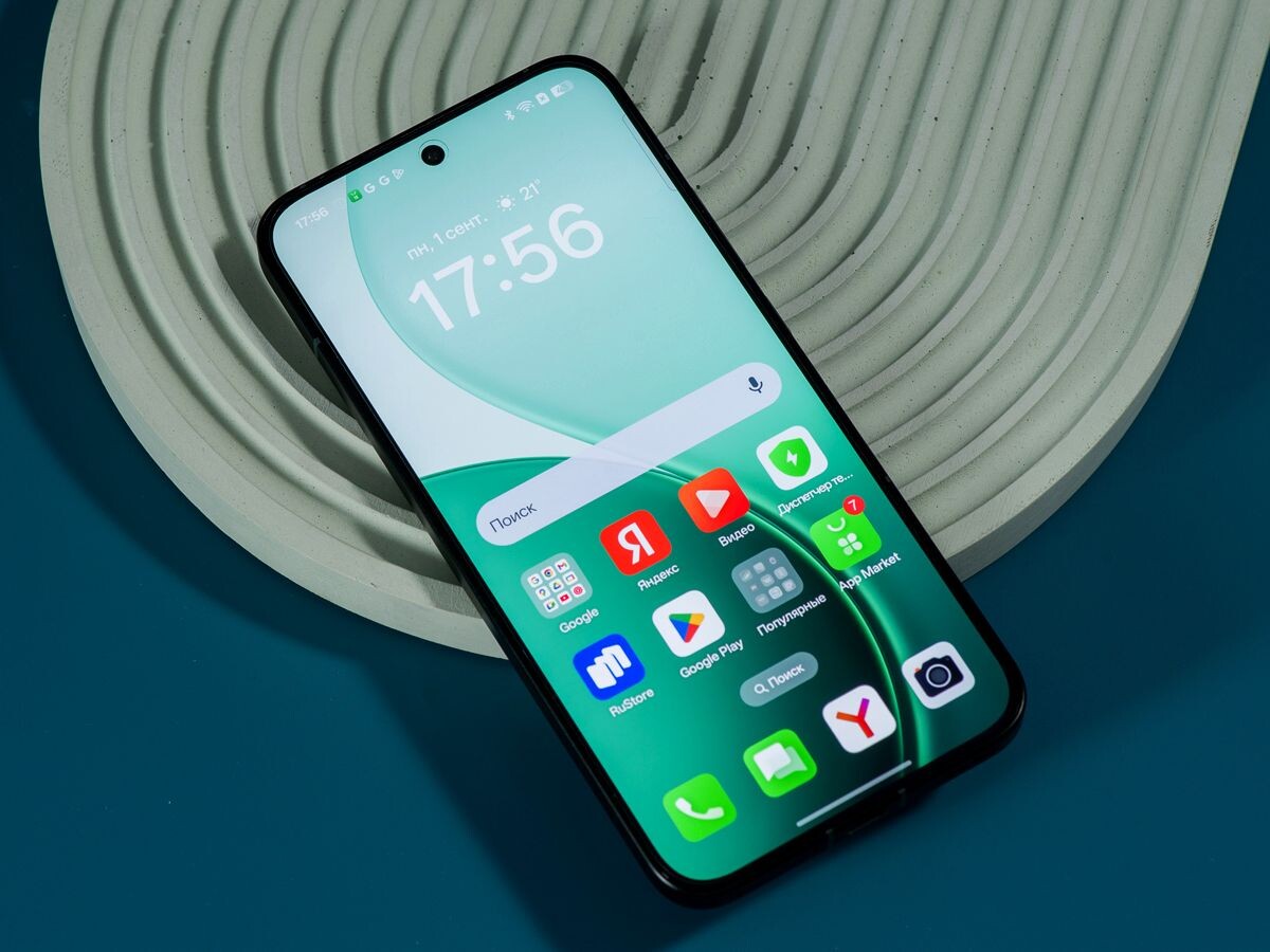    Обзор OPPO Reno14: умеет плавать, долго работает и оснащён телеобъективом