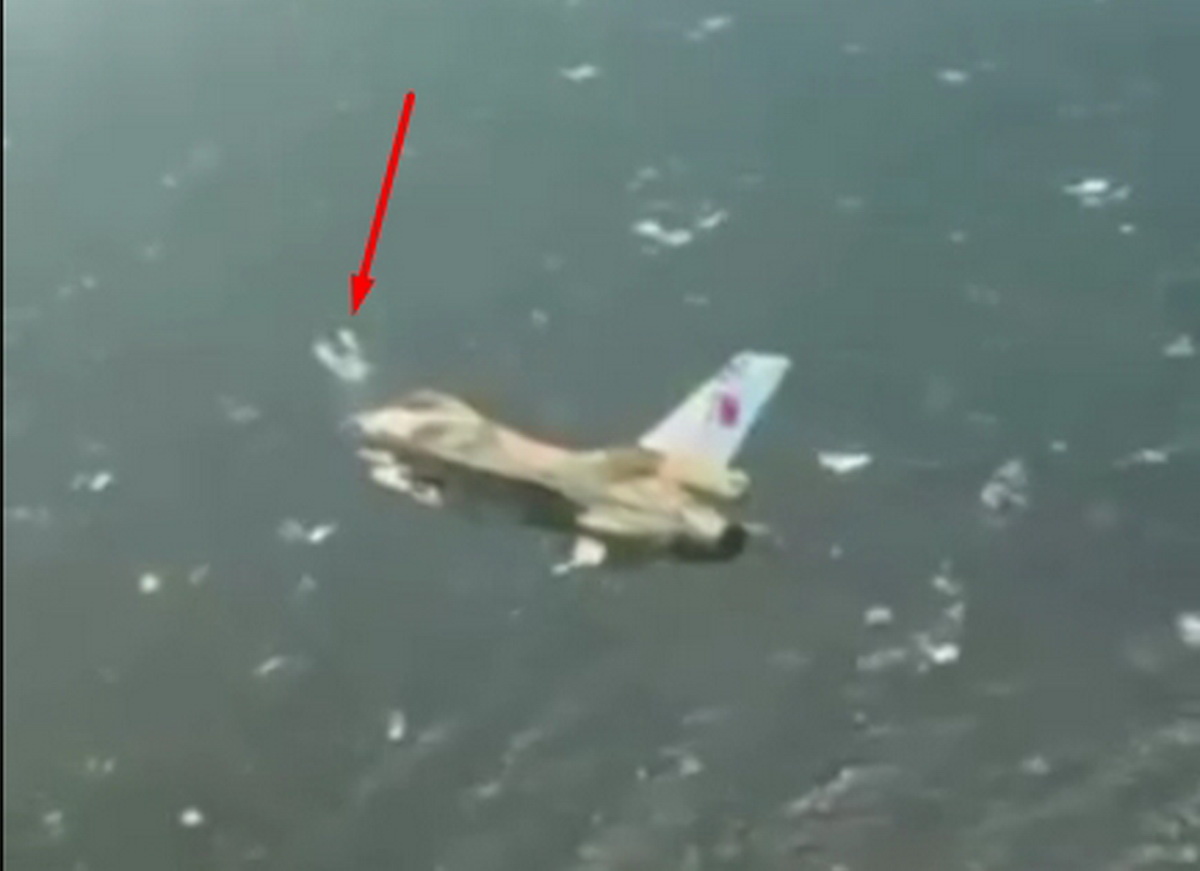 Кадры пролета истребителей F-16 ВВС Венесуэлы над эсминцем ВМС США Jason Dunham в Карибском море