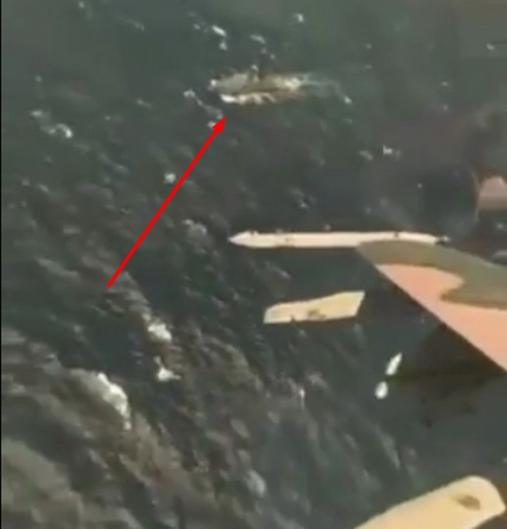 Кадры пролета истребителей F-16 ВВС Венесуэлы над эсминцем ВМС США Jason Dunham в Карибском море