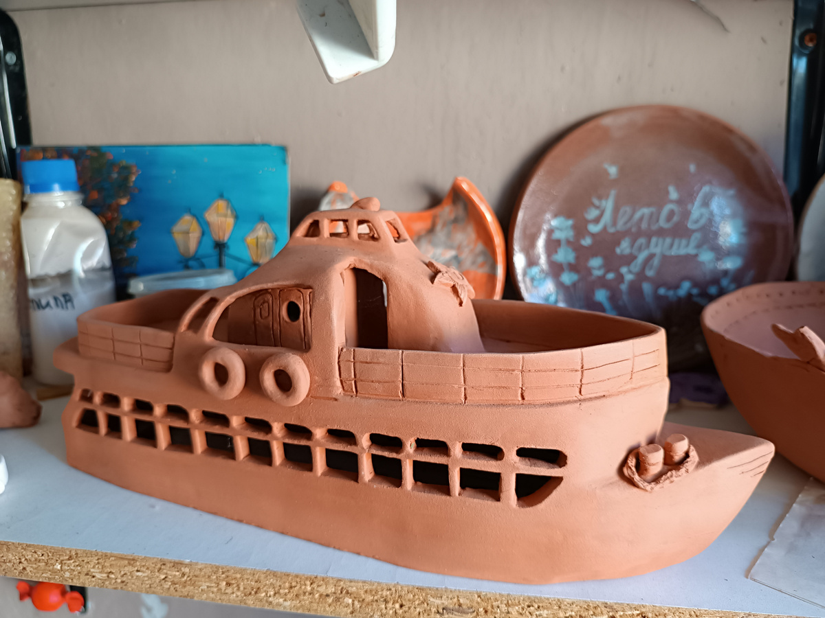 Изделие - речной трамвайчик на полке в мастерской (ждет новую глазурь)