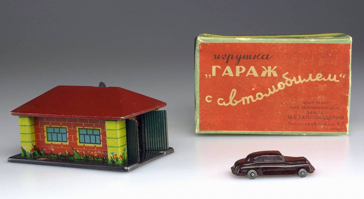 Игрушка "Гараж с автомобилем", производитель - ЛЗМ. Фото из открытых источников.
