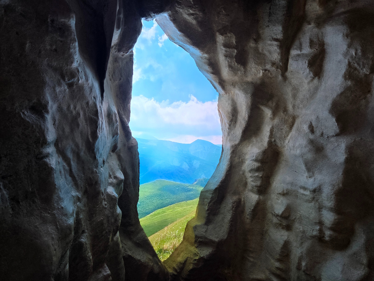 Мечта как окошко в прекрасный мир в пещере)