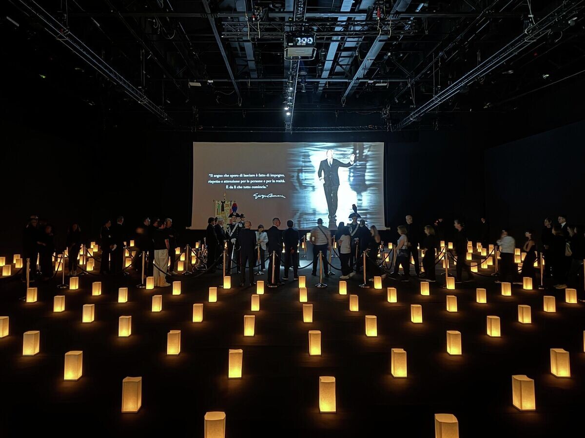    Прощание с модельером Джорджо Армани в выставочном центре модного дома Armani/Teatro в Милане© РИА Новости / Александр Логунов