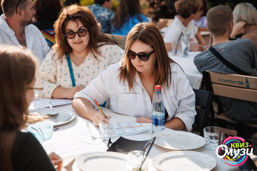     «Когда отключили свет, мы пели песни»: волжане рассказали, почему играют в квиз
