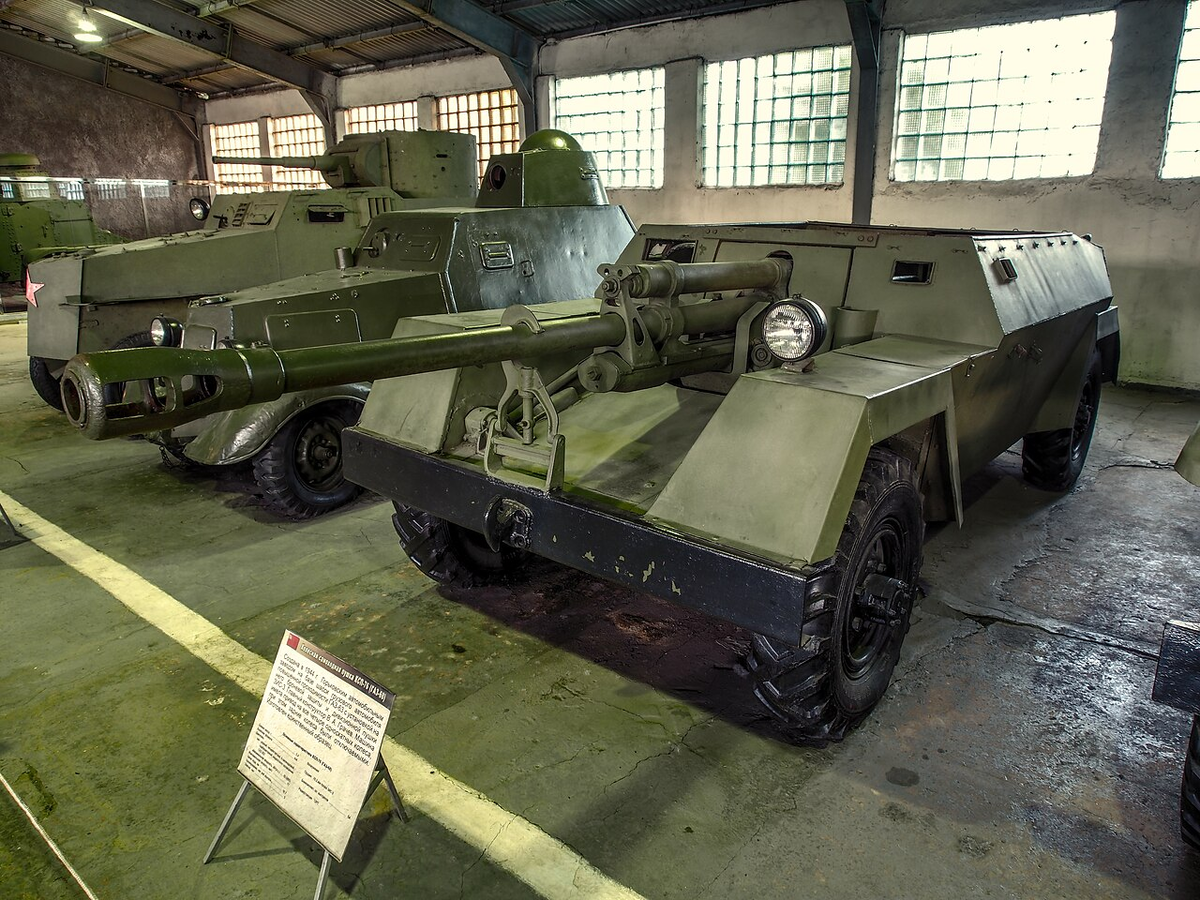 Колесная САУ ГАЗ-68, экспонат подмосковной Кубинки. Фотография в свободном доступе.