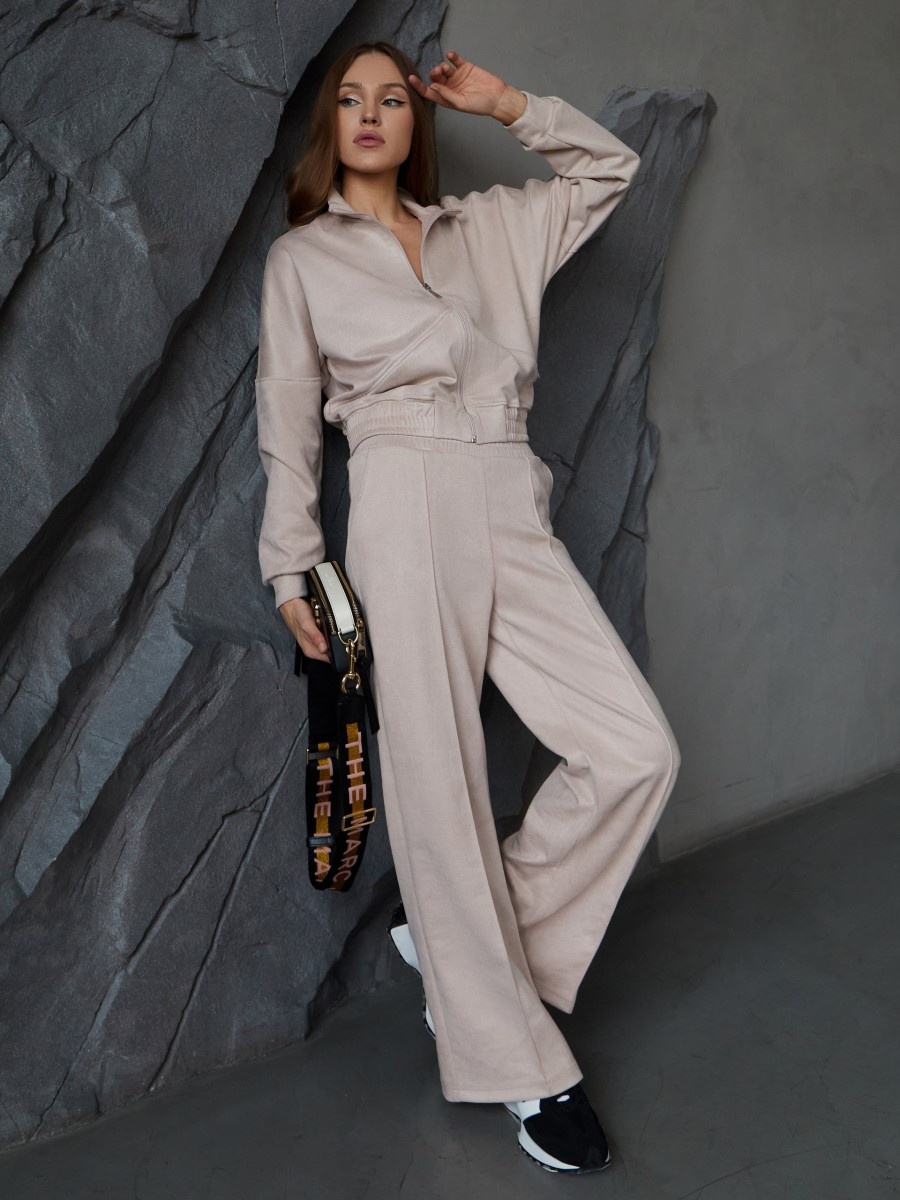 Спортивный костюм из эко-замши практически не мнется.