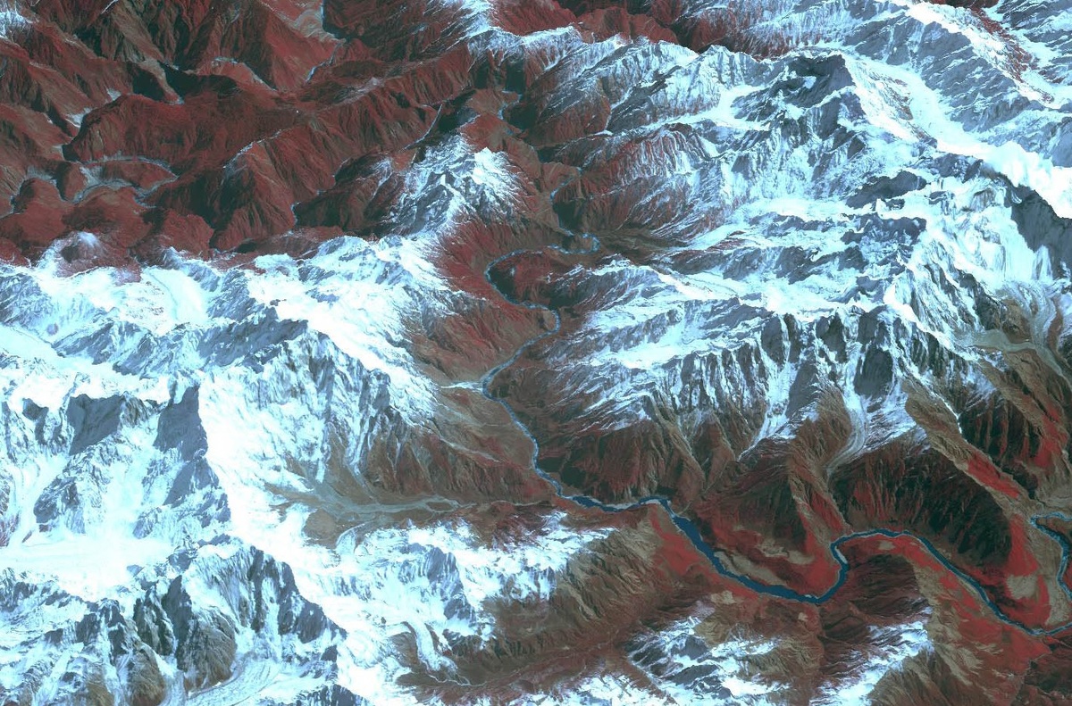 На изображении выше показан один из самых труднодоступных и суровых участков — часть около входа в каньон, где река протекает между двумя главными вершинами: Намча Барва высотой 7782 метра и Гьяла Пери высотой 7294 метра.