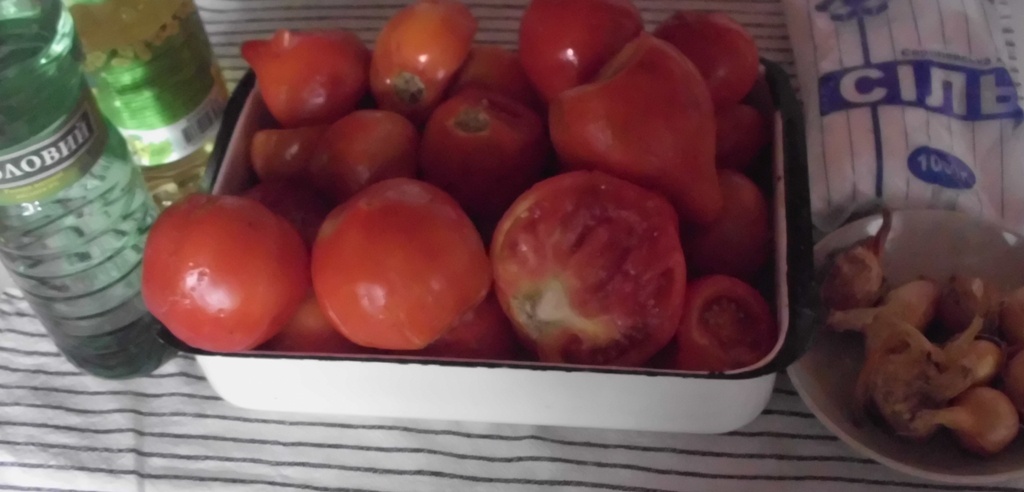 Продукты для заготовки салата из помидоров и лука. Фото автора канала Житейская проза