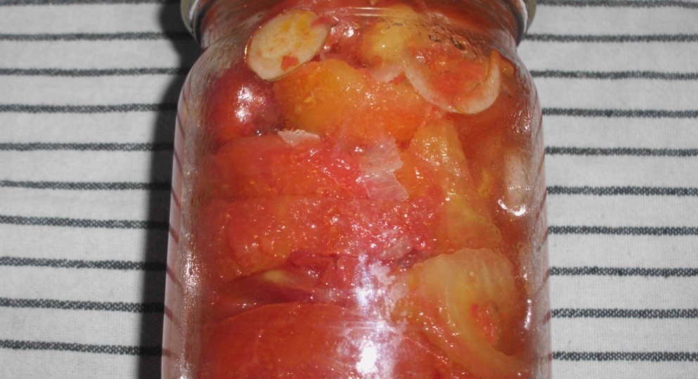 Салат на зиму из помидоров и лука