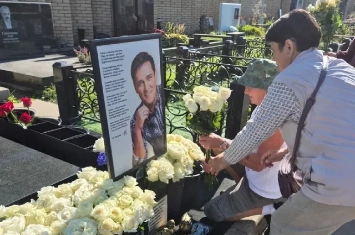    В день рождения Шатунова поклонники усыпали его могилу белыми розами