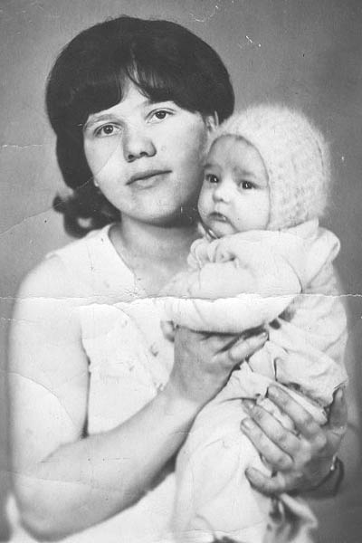    Когда мама умерла, 11-летний Юра просидел у гроба всю ночь, только утром пришли соседи, занявшиеся похоронами