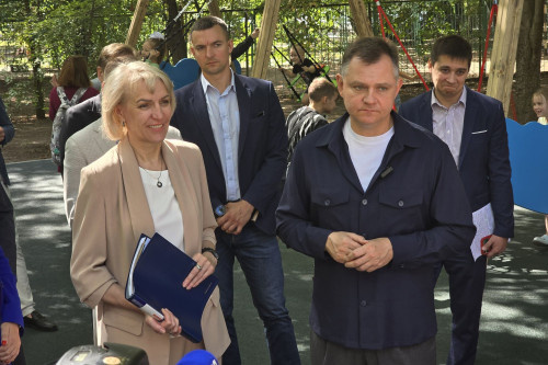 Юрий Слюсарь проверил выполнение программы обустройства детских площадок в Таганроге