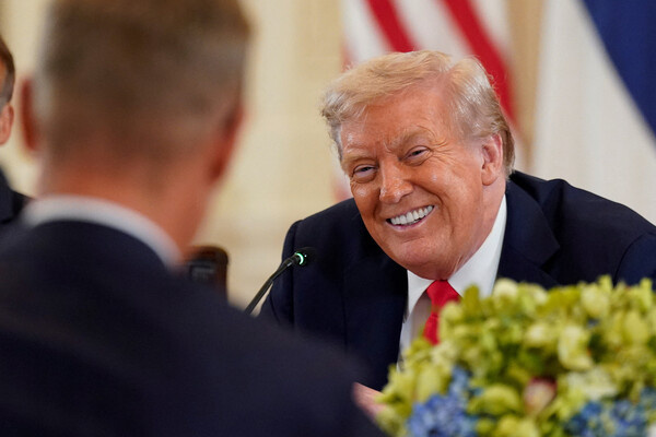 Президент США Дональд Трамп во время переговоров с президентом Украины Владимиром Зеленским с участием европейских лидеров в Белом доме, США, 18 августа 2025 года / Alexander Drago/Reuters  