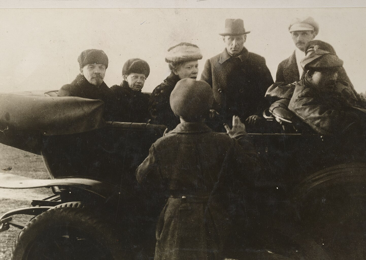 Ленин и его жена осматривают недавно сформированный полк Красной Армии