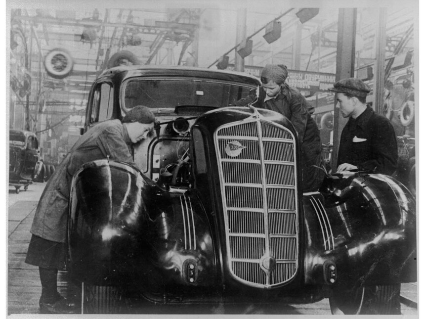 Сборка машины ЗИС-101 на стахановском комсомольско-молодёжном участке московского Завода имени Сталина