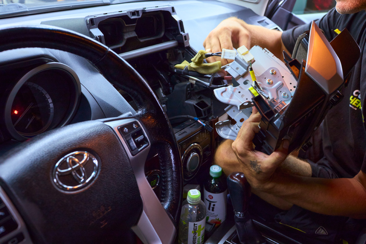 Источник фото: https://custom-heroes.ru/raboty/vid-uslugi/avtozvuk/ustanovka-magnitoly-teyes-cc3-2k-v-toyota-land-cruiser-prado-150-premialnyy-multimedia-komfort/