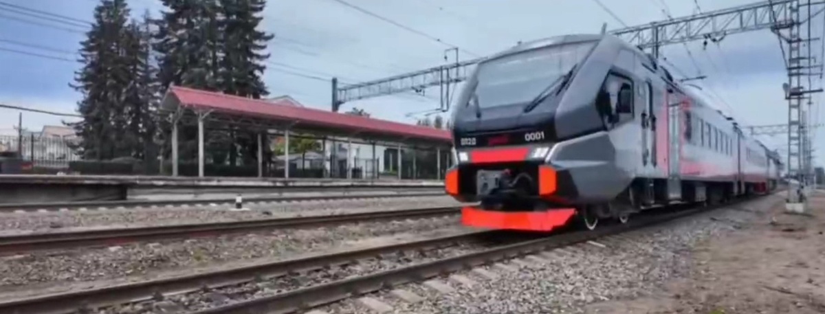    Новый поезд ДП2Д во время опытной поездки по маршруту Петербург — Сортавала, сентябрь 2025 года. Снимок с видео, максимально возможное качество. Автор фото: Пресс-служба ОЖД