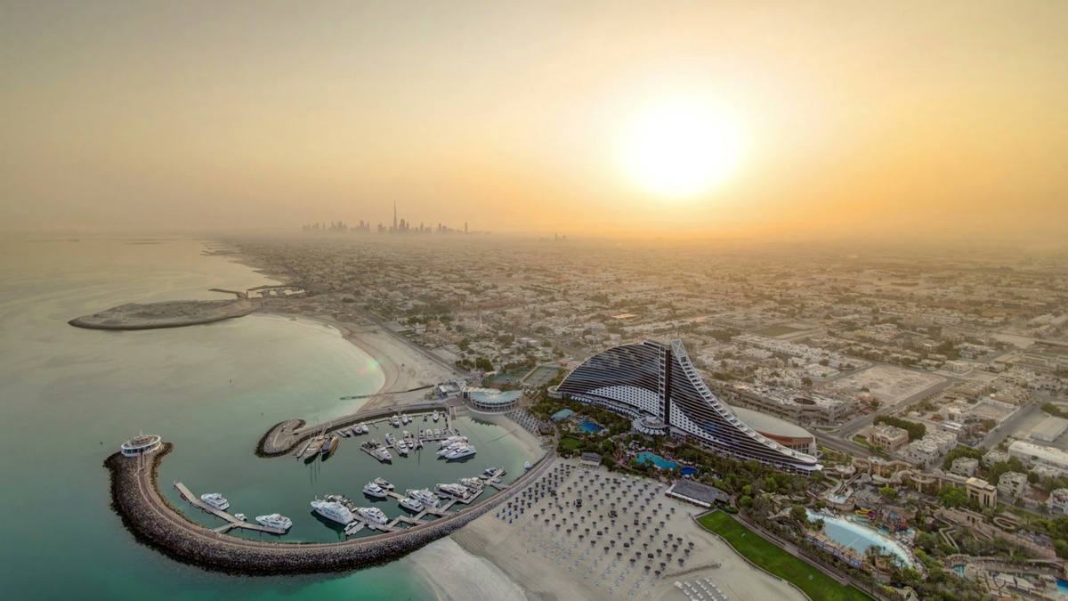 Дубай расположен на берегах Персидского залива. Источник: shutterstock.com