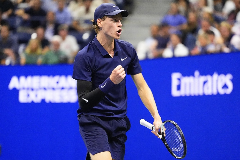     Янник Синнер празднует успех в игре с Оже-Альяссимом на US Open / фото: AP