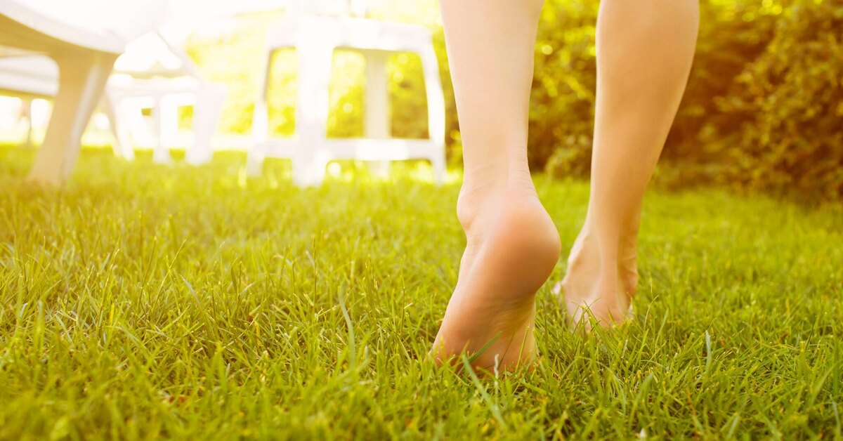 Вот прям босыми ножками по траве
