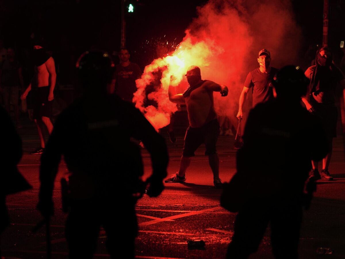    Акция протеста перед офисом Сербской прогрессивной партии в Белграде© AP Photo / Darko Vojinovic