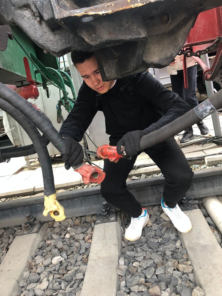 Тормозные магистрали локомотива и вагона объединяют с помощью резиновых рукавов со специальными соединительными головками.