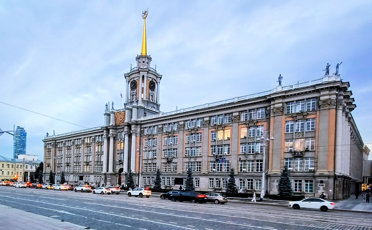 Город Екатеринбург, вид на мэрию и проспект Ленина с Площади 1905 года