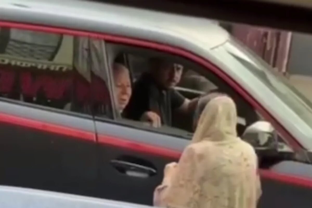    Экс-госсекретаря Дагестана Магомедова заметили с сыном в машине в Махачкале