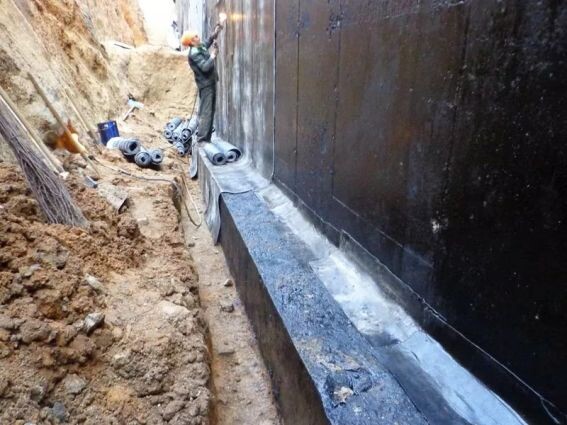 Вот примерно так зарываются в землю тонны ненужной гидроизоляции