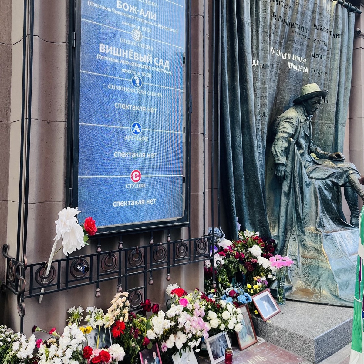 Показы проходили в Театре Вахтангова. К театру до сих пор несут цветы в память о Юрие Бутусове