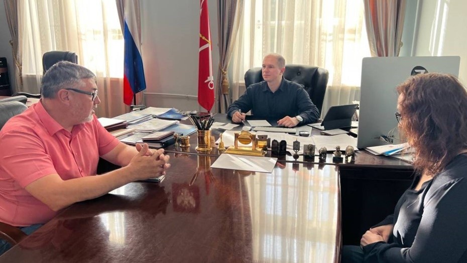    Депутат ГД Михаил Романов (по центру) во время встречи с представителями Санкт-Петербургского речного яхт-клуба. Автор фото: t.me/MVRomanov