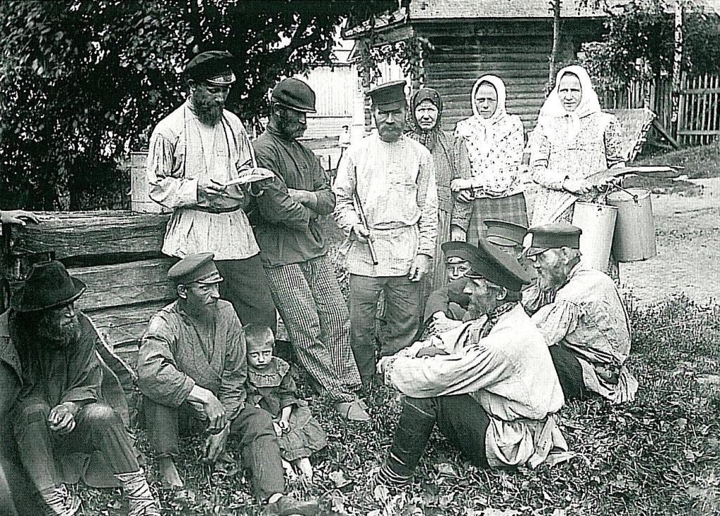 Чтение документа на крестьянской сходке. Владимирская губерния. М.А. Круковский. 1914 год.