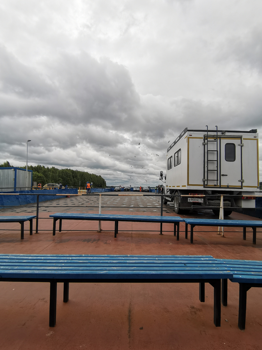 Паром, лавки для пассажиров