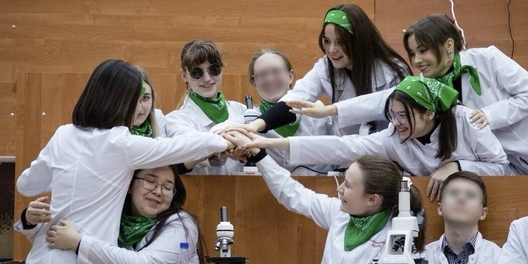 Командное фото с олимпиады по гистологии (я стою спиной к камере)